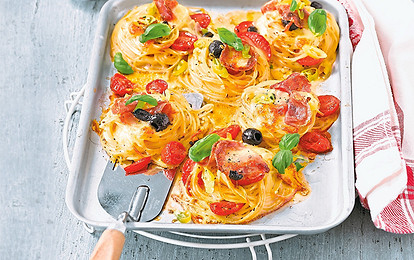 Запеченные спагетти с салями