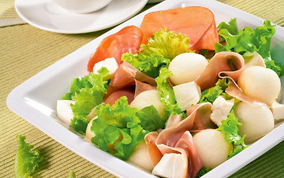 Салат из дыни с моцареллой и ветчиной