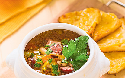 Суп с колбасой и грудинкой