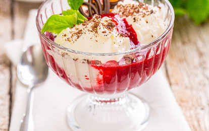 Домашнее мороженое с малиновым соусом