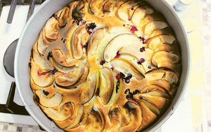 Пирог с яблоками и брусникой