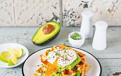 Вместо ужина: рецепт сырных вафлей с яйцами пашот