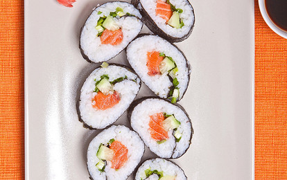 Роллы с огурцом и лососем