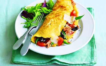 Завтрак для двоих: рецепт омлетов с тунцом и овощами