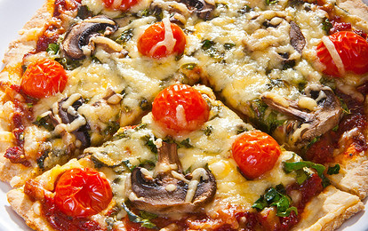 Пицца со шпинатом и помидорами черри