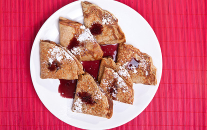 Ржаные блины с вишневым соусом