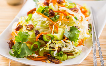 Салат с финиками и капустой