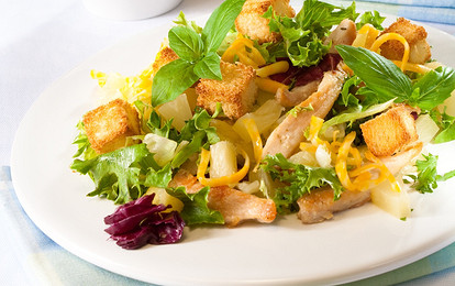 Салат из курицы с сухариками