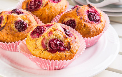 Ореховые маффины с вишней