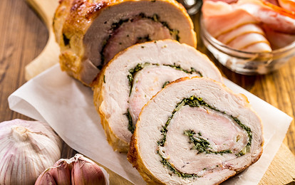 Мясной рулет с зеленью