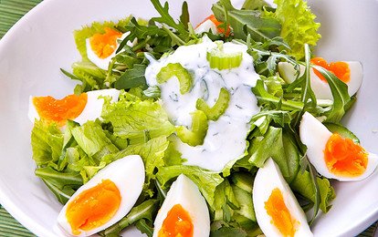 Зеленый салат с огурцами