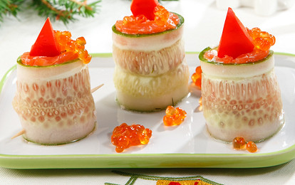 Рулетики «Свечи» из огурцов и красной икры