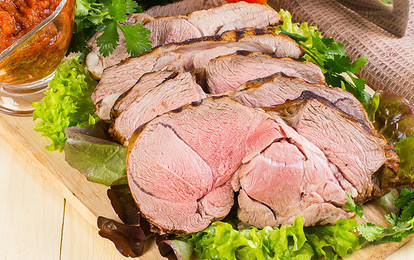 Баранина на гриле с томатно-перечным соусом