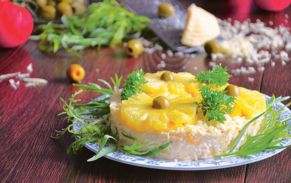 Салат из ананасов с сыром и чесноком