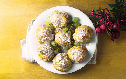 Профитроли с виноградом и кремом