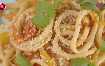 Крутой рецепт фунчозы с кальмарами в кунжутном соусе, который ты захочешь приготовить