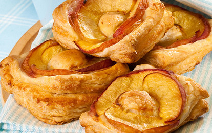 Быстрый десерт: рецепт слойки с персиками 