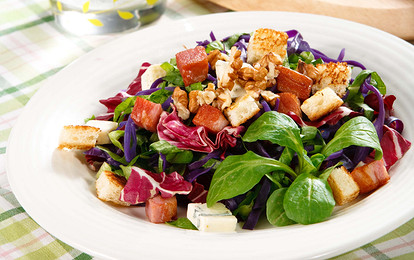 Салаты с сухариками и колбасой: 8 оригинальных рецептов