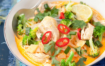 Долой скучные обеды: рецепт овощей-вок в сливках с курицей карри