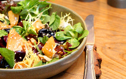 Рецепт от шефа: салат из свеклы с ананасом и черносливом