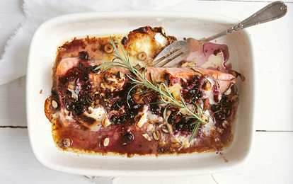 По-летнему вкусно: рецепт семги с черной смородиной