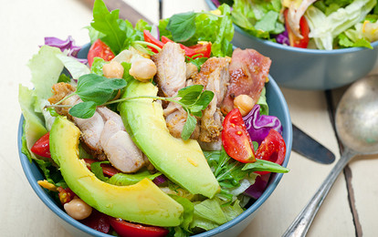 Вкусно и без заморочек: рецепт овощного салата с индейкой и цитрусовым соусом