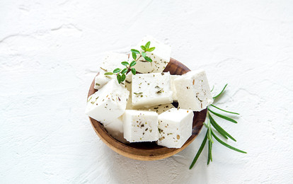 Просто, вкусно и полезно: 4 рецепта сыра из козьего молока в домашних условиях