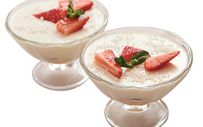 Молочный десерт с клубникой