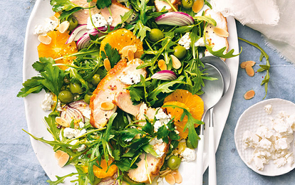 Салат с апельсинами, рукколой и красным луком