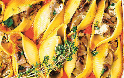 «Ракушки» с грибной начинкой в томатном соусе