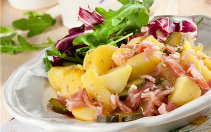 Картофельный салат с маринованными огурцами