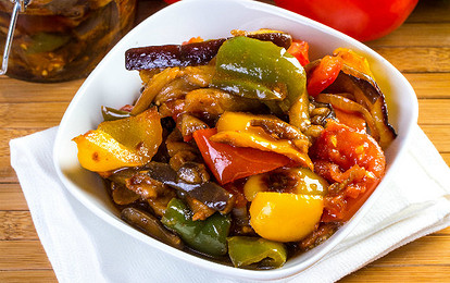 Баклажаны с перцем и помидорами
