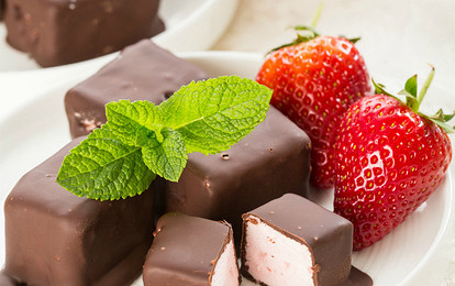 Розовое суфле в шоколаде