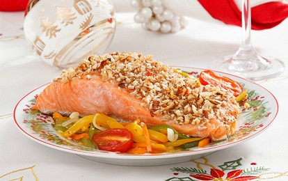 Форель под ореховой корочкой с овощами