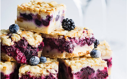 Сочный пирог с ягодами и миндалем