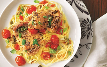 Куриное филе со спагетти и помидорами