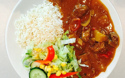 Вегетарианский карри с помидорами, тыквой и шпинатом