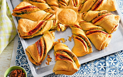 Дрожжевой пирог с соусом песто