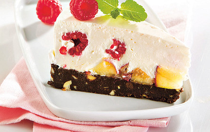 Торт с персиками и творогом