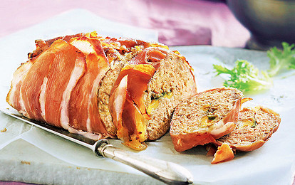 Пряный мясной рулет, курица со шпинатом и жаркое