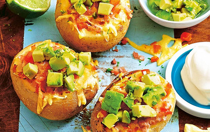 Запеченный картофель с ветчиной и авокадо