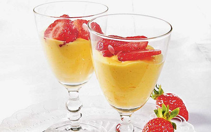 Итальянский десерт сабайон с клубникой