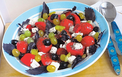 Овощной салат с виноградом