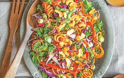 Салат со сладким перцем и орехами кешью