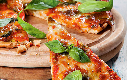 Пицца с базиликом и томатами