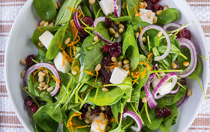 Салат из шпината с клюквой