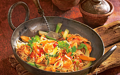 Лапша по-азиатски с креветками и свининой