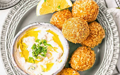 Фалафель из гороха с имбирным йогуртом