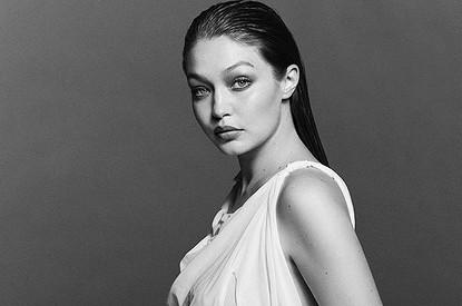 Беременная Джиджи Хадид впервые показала округлившийся живот в новой фотосессии