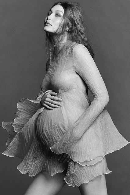 Беременная Джиджи Хадид впервые показала округлившийся живот в новой фотосессии